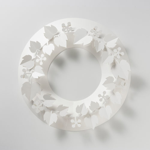 伊藤千織デザインの紙でできた白いクリスマスリース