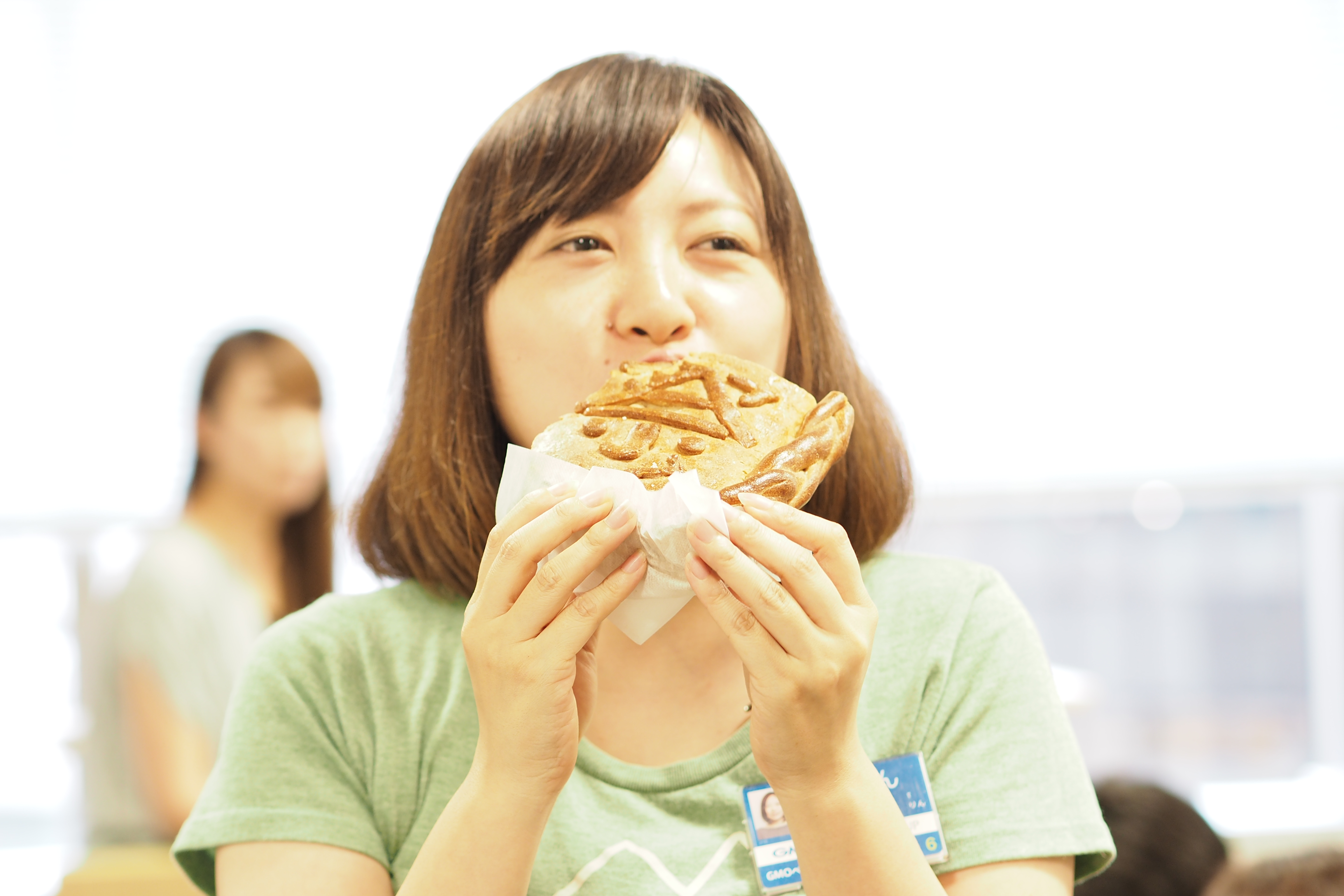 にっぽんネットショップ祭のメッセージパンを食べるスタッフたち