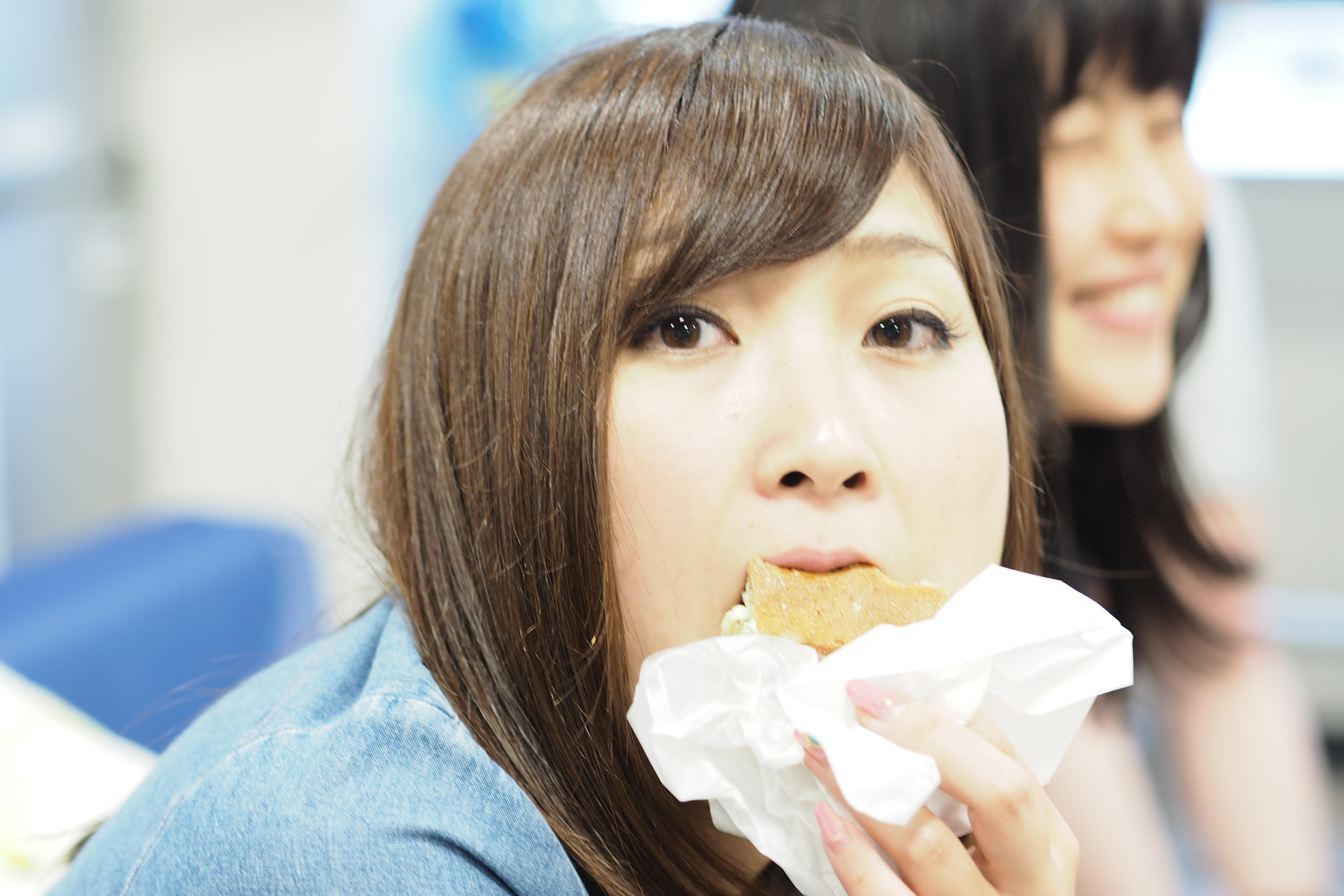 にっぽんネットショップ祭のメッセージパンを食べるスタッフたち